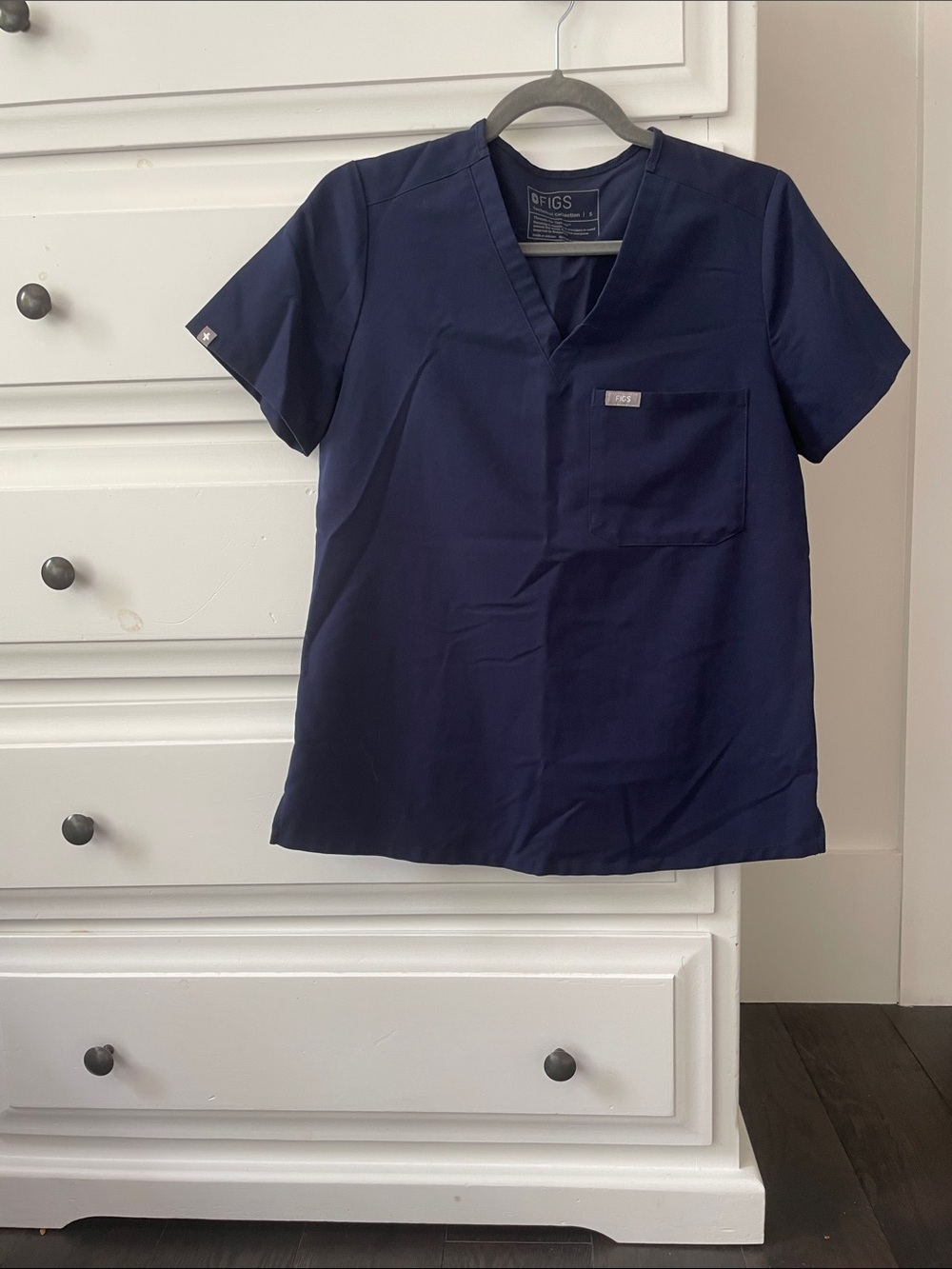 FIGS Women’s Catarina Scrub Top in Navy
